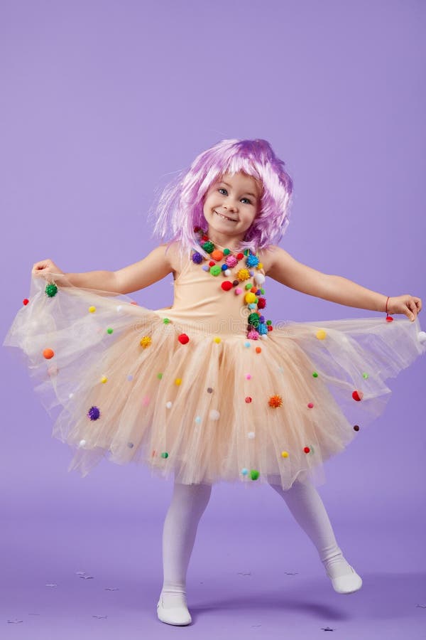 Mascarade De Fête D'anniversaire Des Enfants. Petite Fille Heureuse D'enfant  D'enfant En Bas âge Dans Un Costume Gonflé De Tutu Photo stock - Image du  amusement, coloré: 174958566