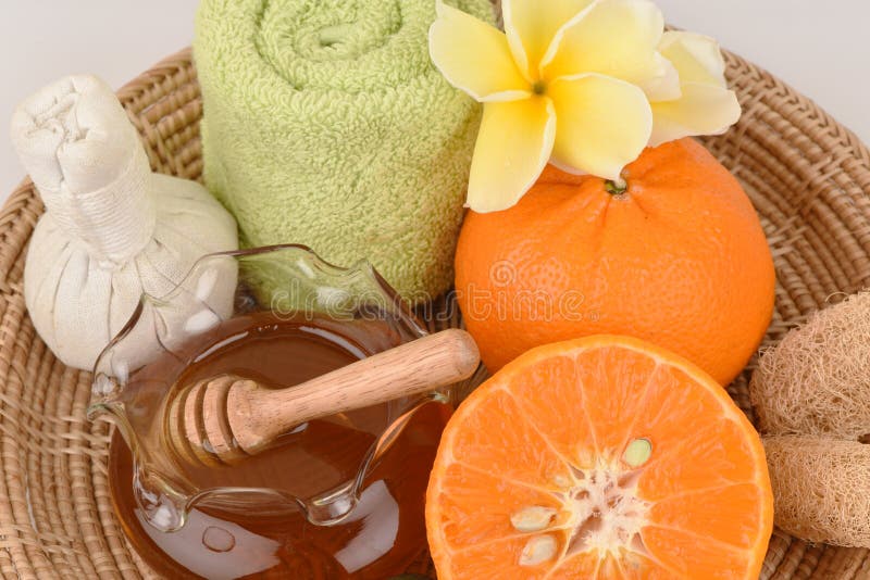 Mascarilla con la naranja y la miel para alisar blanquear la piel y el acné faciales imagenes de archivo Mascarilla con la naranja y la miel para alisar blanquear la piel y el acné faciales imagenes de archivo