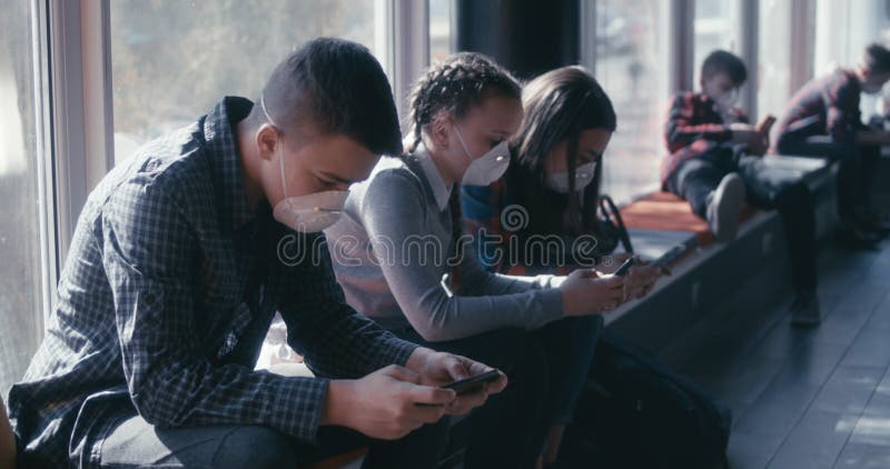 Mascarilla de cara usando un smartphone para estudiantes