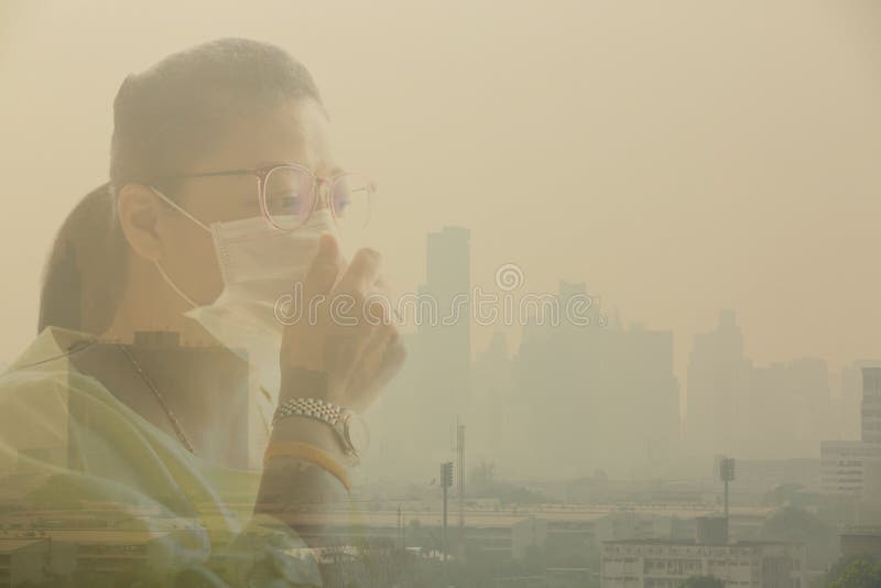 Mascarilla de la mujer que lleva debido a la contaminación atmosférica en la Bangkok imagen de archivo libre de regalías Mascarilla de la mujer que lleva debido a la contaminación atmosférica en la Bangkok imagen de archivo libre de regalías