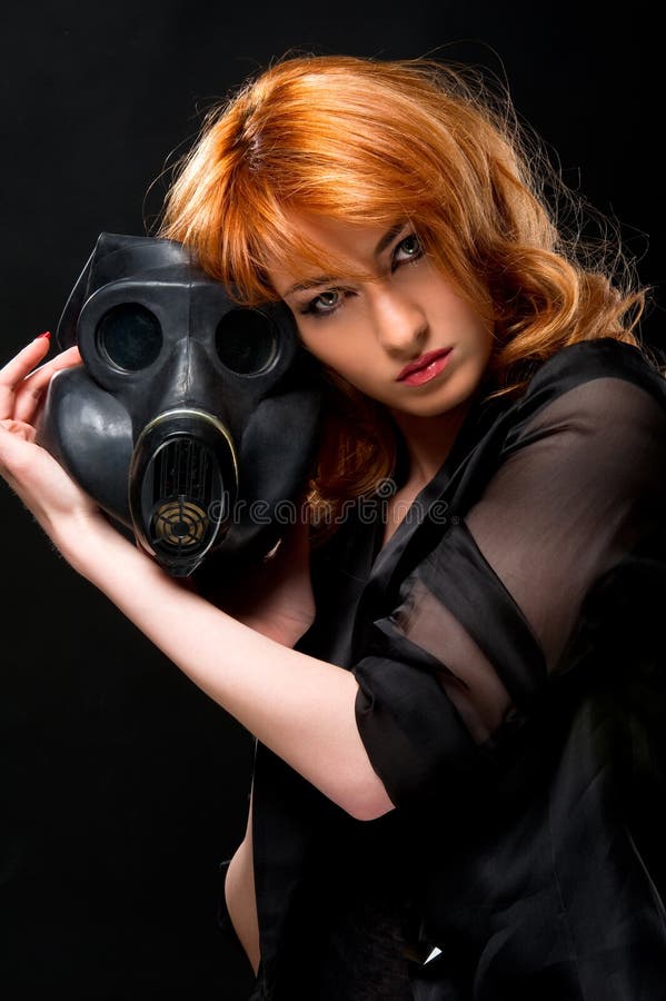 Maschera antigas della holding della donna fotografia stock Maschera antigas della holding della donna fotografia stock