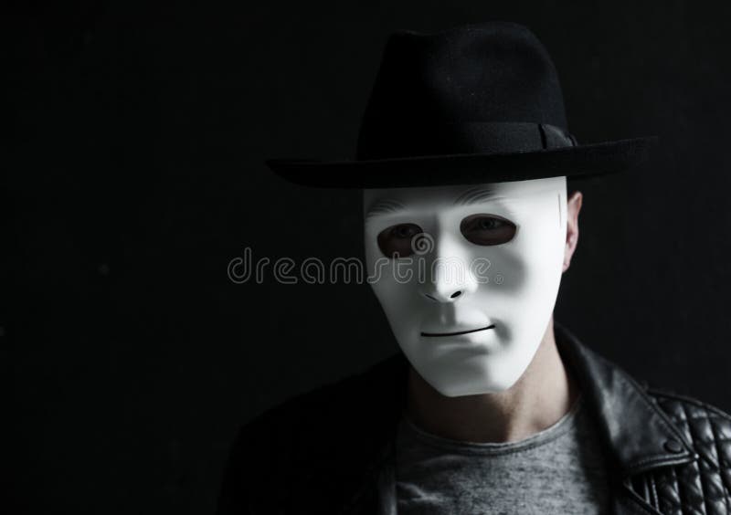 Maschera bianca d'uso della persona anonima immagine stock Maschera bianca d'uso della persona anonima immagine stock