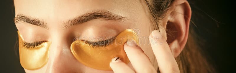 Maschera del collagene nell'ambito di colore dell'oro degli occhi dalle grinze immagini stock Maschera del collagene nell'ambito di colore dell'oro degli occhi dalle grinze immagini stock