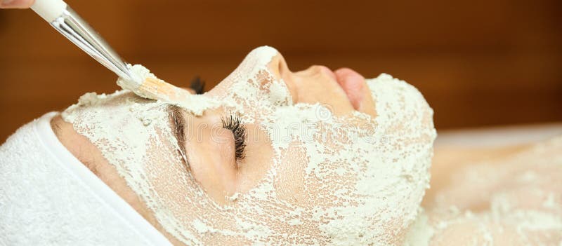 Maschera di buccia chimica facciale Trattamento dell'acne di cosmetologia Giovane ragazza al salone di medicina Pennello Acido de