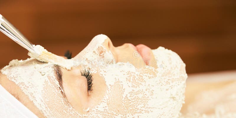 Maschera di buccia chimica facciale Trattamento dell'acne di cosmetologia Giovane ragazza al salone di medicina Pennello Acido de