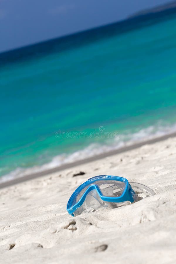 Maschera di nuoto sulla sabbia bianca sulla spiaggia tropicale fotografie stock libere da diritti Maschera di nuoto sulla sabbia bianca sulla spiaggia tropicale fotografie stock libere da diritti