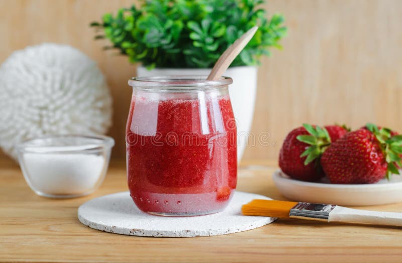Maschera di protezione casalinga della fragola in un barattolo di vetro Cosmetici di Diy fotografie stock libere da diritti Maschera di protezione casalinga della fragola in un barattolo di vetro Cosmetici di Diy fotografie stock libere da diritti