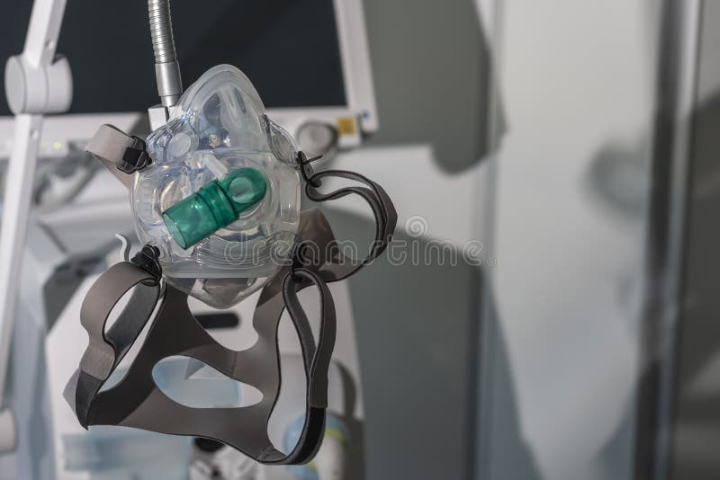 Maschera di ventilazione non invasiva, in un ventilatore medico di fondo dell'ICU in ospedale