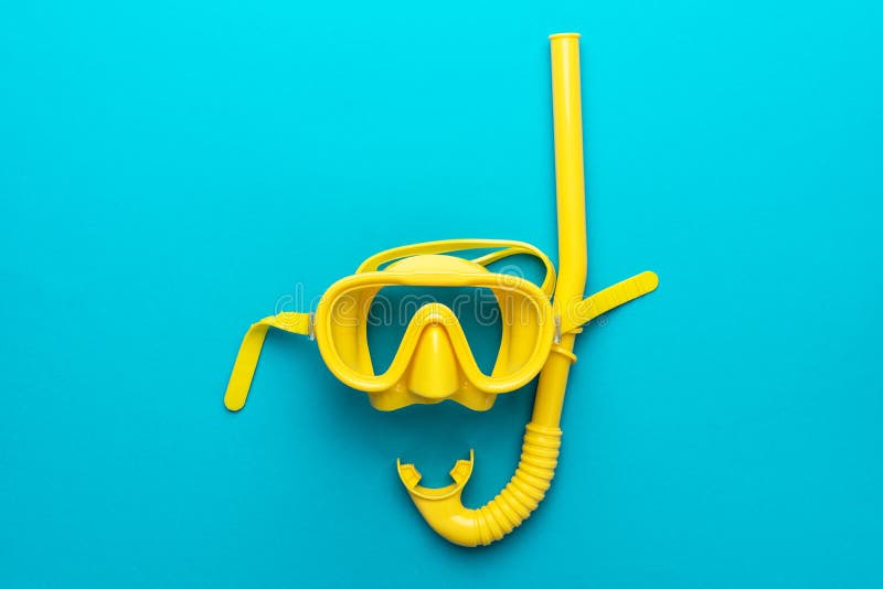 Maschera e presa d'aria d'immersione gialle sopra fondo blu con composizione centrale