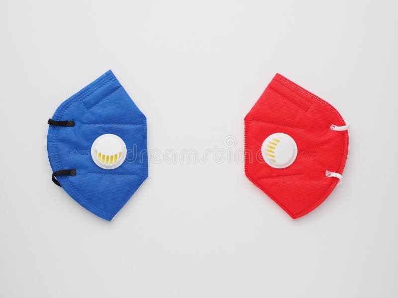 Maschera kn95 a colori blu e rosso. Maschera kn95 di colore blu e rosso su tavoletta bianca.