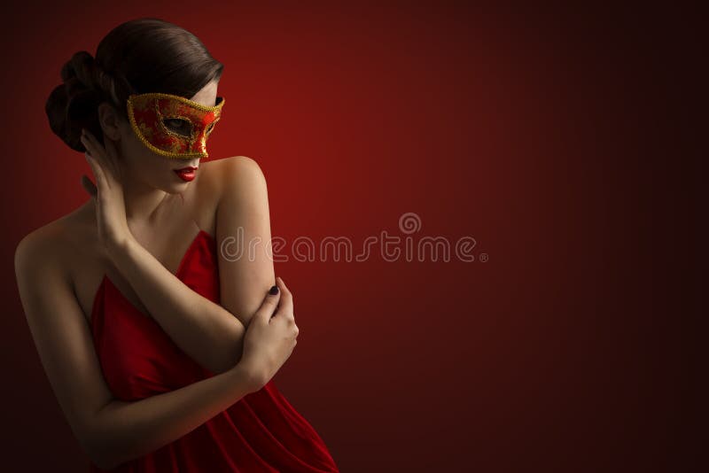 Sensuale donna in maschera - Foto Stock: Foto, Immagini © Tverdohlib.com  102364156