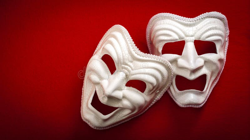 Maschera teatrale di commedia e tragedia isolata su sfondo rosso e copia spazio