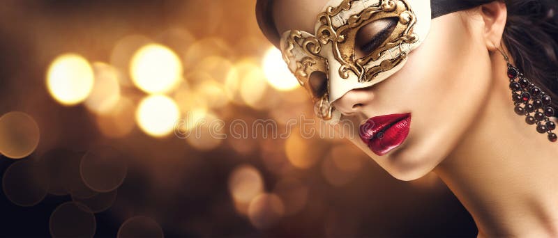 Maschera veneziana d'uso di carnevale di travestimento della donna di modello di bellezza al partito fotografia stock