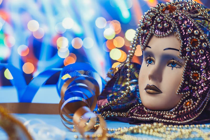 Maschera veneziana di carnevale femminile tradizionale sul fondo del bokeh Travestimento, Venezia, Mardi Gras, concetto del Brasi fotografia stock Maschera veneziana di carnevale femminile tradizionale sul fondo del bokeh Travestimento, Venezia, Mardi Gras, concetto del Brasi fotografia stock