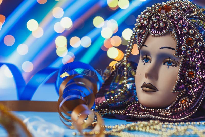 Maschera veneziana di carnevale femminile tradizionale sul fondo del bokeh Travestimento, Venezia, Mardi Gras, concetto del Brasi immagini stock libere da diritti Maschera veneziana di carnevale femminile tradizionale sul fondo del bokeh Travestimento, Venezia, Mardi Gras, concetto del Brasi immagini stock libere da diritti