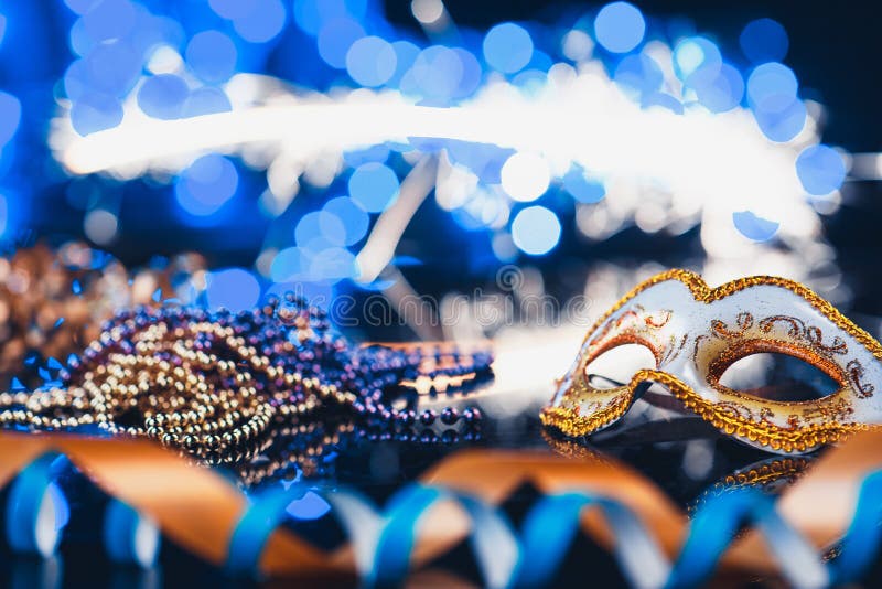 Maschera veneziana di carnevale femminile tradizionale sul fondo del bokeh Travestimento, Venezia, Mardi Gras, concetto del Brasi fotografia stock libera da diritti Maschera veneziana di carnevale femminile tradizionale sul fondo del bokeh Travestimento, Venezia, Mardi Gras, concetto del Brasi fotografia stock libera da diritti