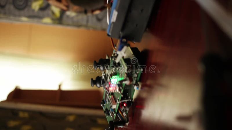 Maschine elektronisch steuern. home experimente robotik smart ingenieur. Kinderspielzeug. ein Mann sammelt Reparaturen an einem stock video footage