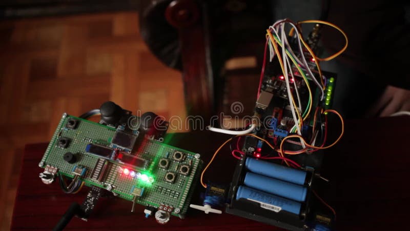 Maschine elektronisch steuern. home experimente robotik smart ingenieur. Kinderspielzeug. ein Mann sammelt Reparaturen an einem stock video