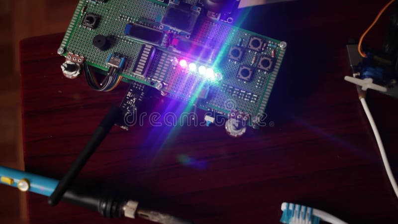 Maschine elektronisch steuern. home experimente robotik smart ingenieur. Kinderspielzeug. ein Mann sammelt Reparaturen an einem stock video footage