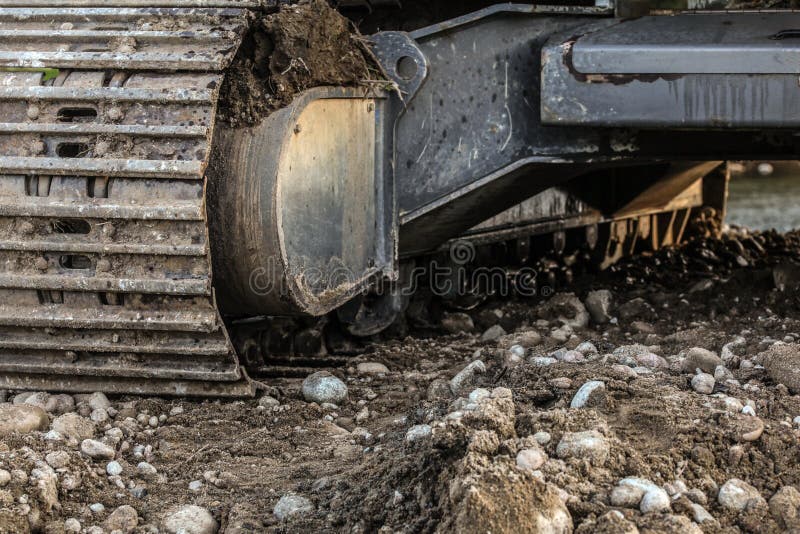 MASCHINEN-Bahndetail des schweren Baggers Bagger, einige Steine im Vordergrund Abstrakter industrieller/Bauhintergrund stockfotos MASCHINEN-Bahndetail des schweren Baggers Bagger, einige Steine im Vordergrund Abstrakter industrieller/Bauhintergrund stockfotos