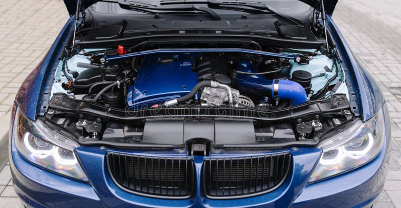 Maschinenmotor des blauen Autos unter Haube stockfoto Maschinenmotor des blauen Autos unter Haube stockfoto