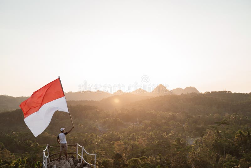 Maschio asiatico con la bandiera indonesiana che celebra festa dell'indipendenza