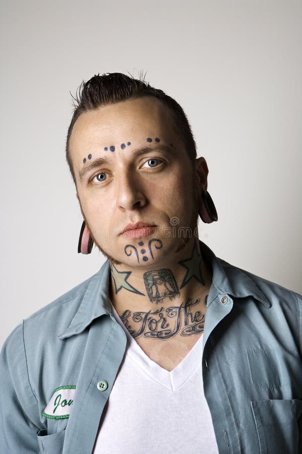 Maschio con i tatuaggi fotografia stock Maschio con i tatuaggi fotografia stock