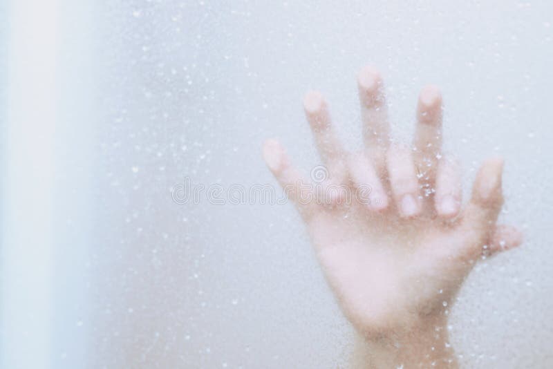 Maschio due e amanti femminili delle coppie che si tengono per mano facendo sesso dentro lo specchio del bagno delle docce con un fotografia stock libera da diritti Maschio due e amanti femminili delle coppie che si tengono per mano facendo sesso dentro lo specchio del bagno delle docce con un fotografia stock libera da diritti