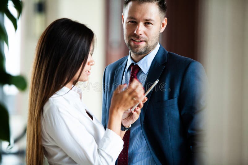 Maschio professionale e soci commerciali femminili che hanno riunione da discutere progettare strategia per il progetto comune di fotografie stock Maschio professionale e soci commerciali femminili che hanno riunione da discutere progettare strategia per il progetto comune di fotografie stock