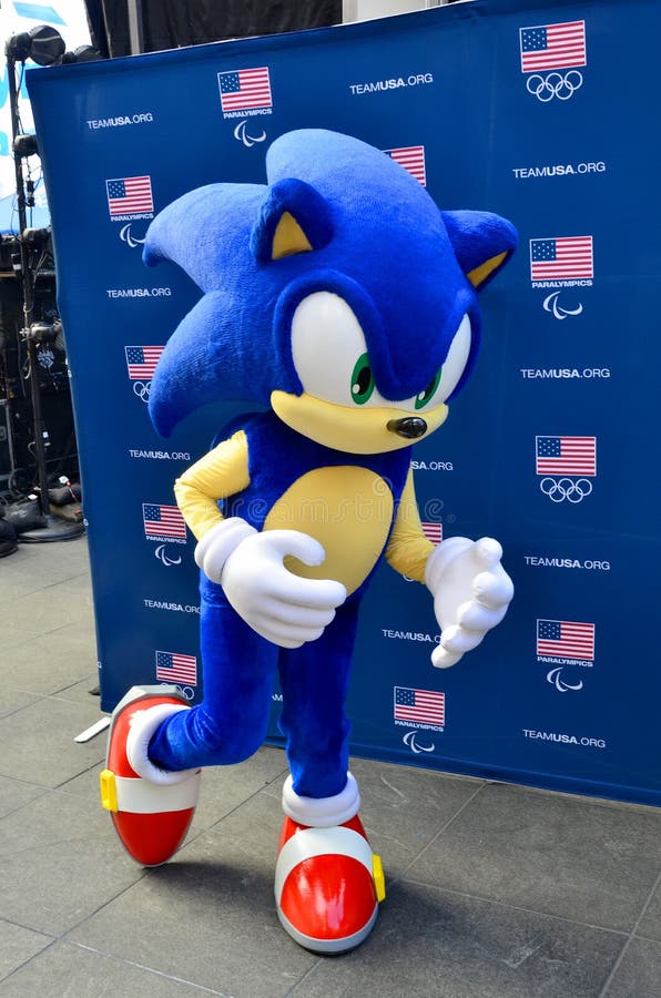 Mascote Dos Eua Na Apresentação Na Quadra Da Hora Para O Jogo Olímpico De  Inverno De 2014 Foto Editorial - Imagem de atleta, prêmio: 176322431