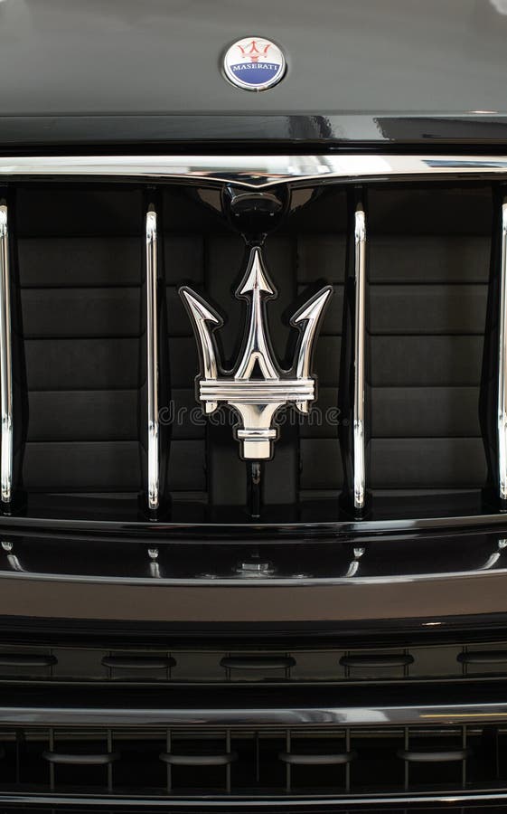Maserati Logo auf der Vorderseite der Autonahaufnahme