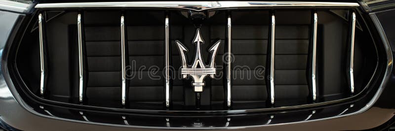 Maserati Logo auf der Vorderseite des Autos