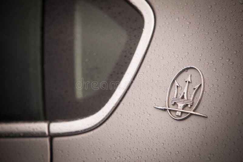 Maserati-Logo auf einem Auto