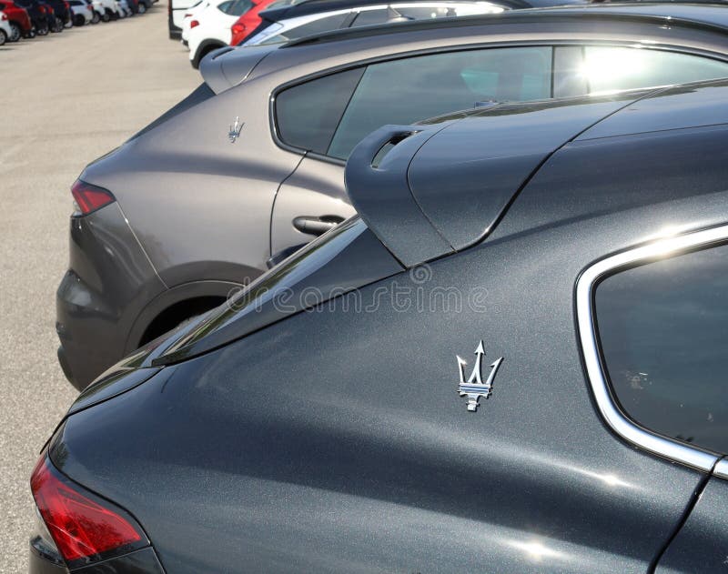 Maserati Logo und Symbol auf Levante Modellauto außerhalb des offiziellen Händlers.