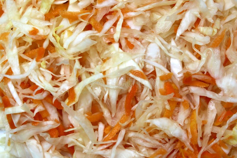 Masern Sie zerrissenen Kohlsalat mit Karottensauerkrauthintergrund stockfotografie