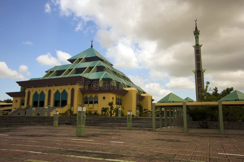 Masjid Raya Batam pyramidmoské arkivbild Masjid Raya Batam pyramidmoské arkivbild