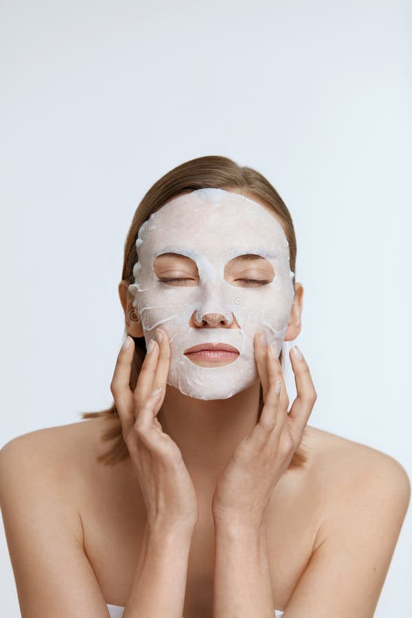Maska twarzy Kobieta używająca maski na twarzy do pielęgnacji spa