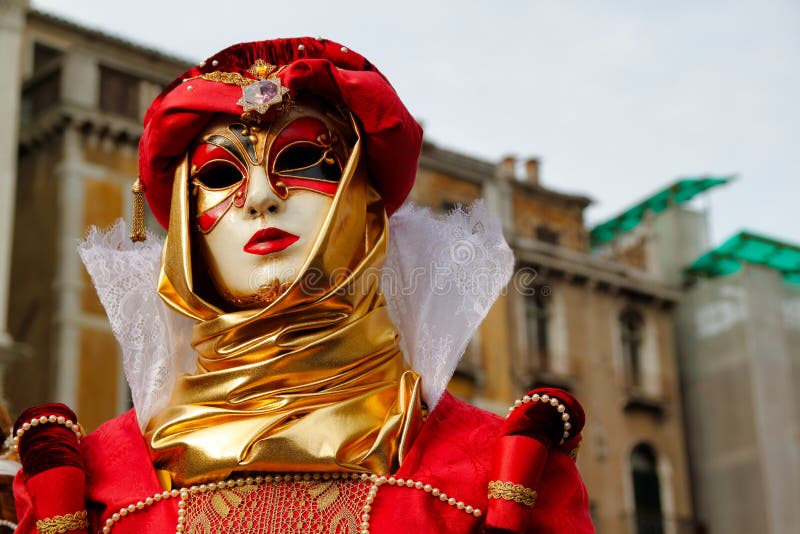 sokken cruise Gooey Masker En Het Kostuum Van Carnaval Het Rood-gouden Bij Het Traditionele  Festival in Venetië, Italië Redactionele Fotografie - Image of verborgen,  kleurrijk: 138278227