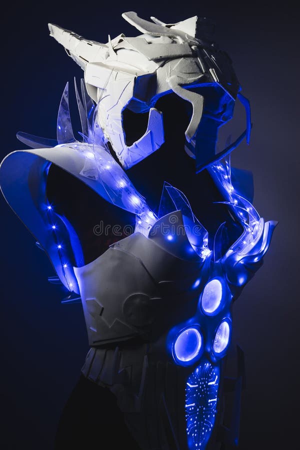 Maskera roboten, den vita dräkten med genomskinlig plast- och den LEDDE ljusnollan royaltyfri foto
