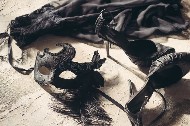 Maskera, utgör borstar och snöra åt damunderkläder Uppsättning av den nödvändiga tillbehören och underkläderna för kvinna på den royaltyfri bild Maskera, utgör borstar och snöra åt damunderkläder Uppsättning av den nödvändiga tillbehören och underkläderna för kvinna på den royaltyfri bild
