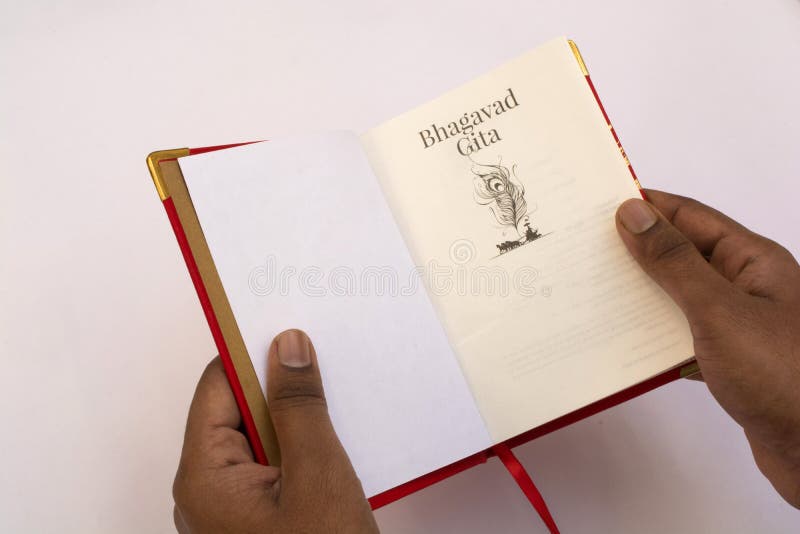 Maski, Karnataka, India - DECEMBER 29,2018: Lezing Bhagavad Gita met handen op geïsoleerde achtergrond stock afbeelding Maski, Karnataka, India - DECEMBER 29,2018: Lezing Bhagavad Gita met handen op geïsoleerde achtergrond stock afbeelding