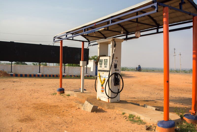 Maski Karnataka, Indien - 10/23/2018: Tom indisk oljabensinbensinstation i varm solig dag med solen på bakgrunden royaltyfria bilder Maski Karnataka, Indien - 10/23/2018: Tom indisk oljabensinbensinstation i varm solig dag med solen på bakgrunden royaltyfria bilder