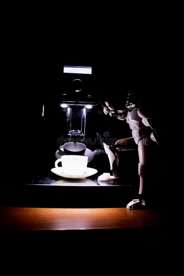 Maskin för svart kaffe och en vit leksakrobot royaltyfria bilder