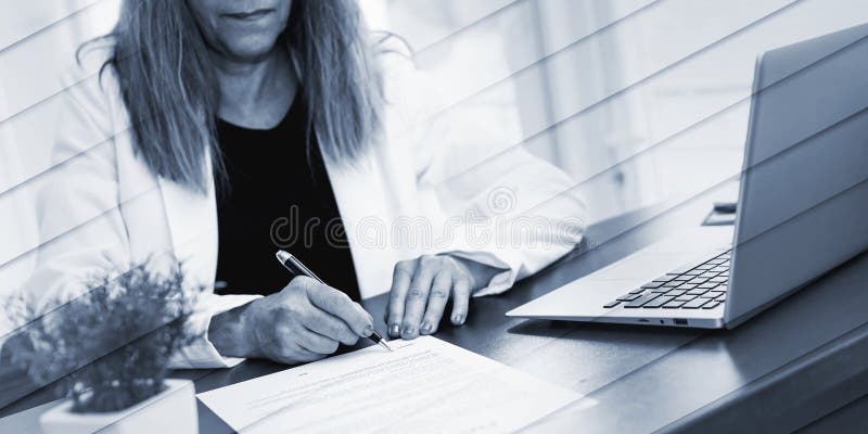 Maskinaffärskvinna som signerar en dokumentlorem ipsum-text använde geometriskt mönster royaltyfria bilder