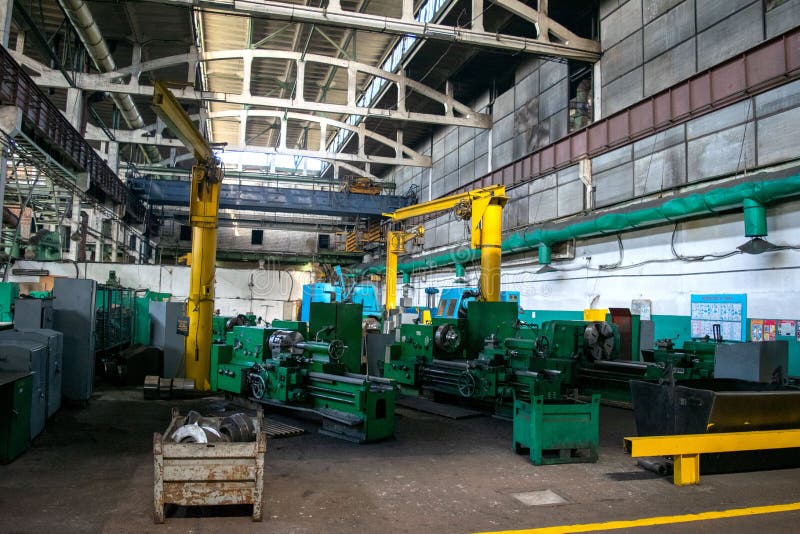 Maskinen shoppar av metallurgical arbeten hyr rum inomhus Bearbeta med maskin av metall, genom att klippa på en vända och malning royaltyfri foto Maskinen shoppar av metallurgical arbeten hyr rum inomhus Bearbeta med maskin av metall, genom att klippa på en vända och malning royaltyfri foto