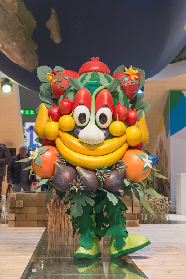 Maskot Foody som poserar biten 2015, internationellt turismutbyte i Milan, Italien royaltyfri foto Maskot Foody som poserar biten 2015, internationellt turismutbyte i Milan, Italien royaltyfri foto