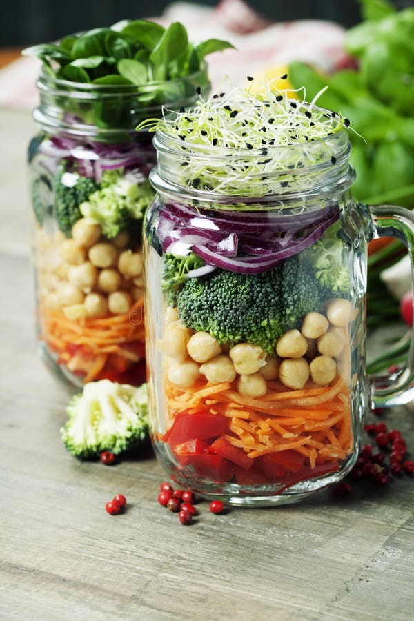 Mason Jar Salad fait maison en bonne santé photos libres de droits Mason Jar Salad fait maison en bonne santé photos libres de droits