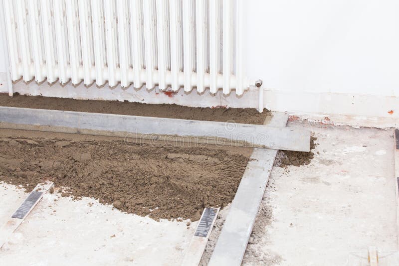 Mason leveling the cement royalty free stock photography