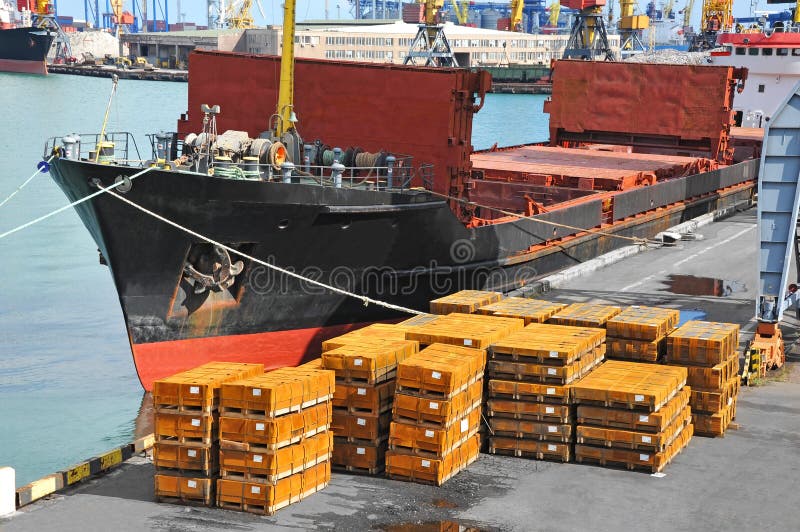 Masowego ładunku statek i staczająca się metal sterta zdjęcia stock Masowego ładunku statek i staczająca się metal sterta zdjęcia stock