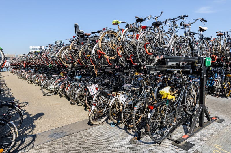 Masowy parking rowerowy na tylnej części dworca centralnego w Amsterdamie
